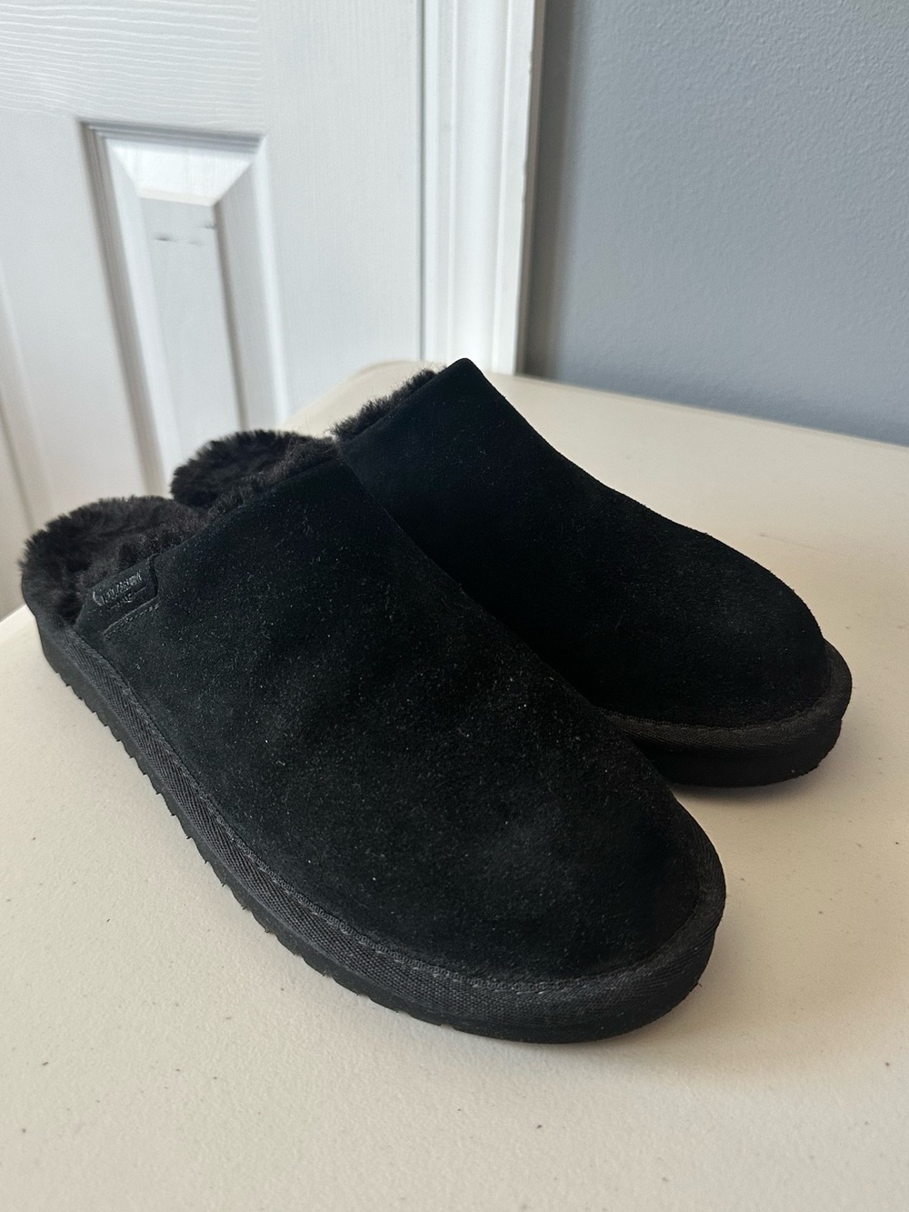 Koolaburra by UGG Women's Sonele Slipper in Black - Like New